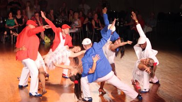 A Cuban Soul rueda team mid-performance in front of an audience